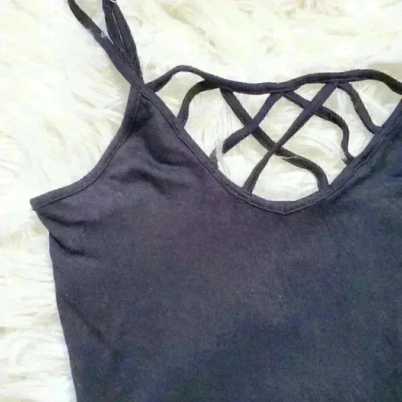 Black crisscross front cami tank top - Picture 4 of 9